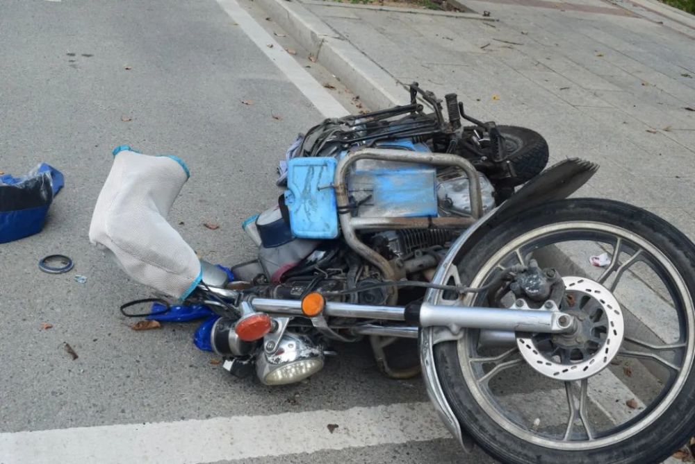 海丝公园附近,一男子骑摩托车摔伤,交警初步判断事故原因竟是