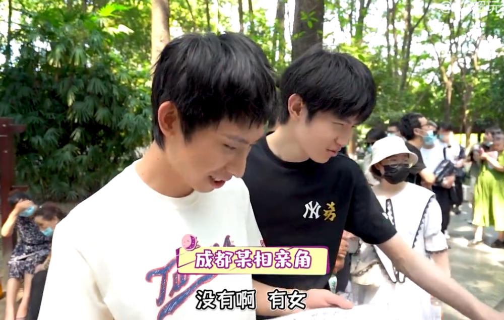一诺逛相亲角,直言当自己的女友很幸福,梦泪银行卡余额证明一切