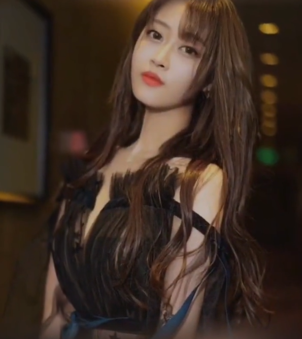 孙侨潞离世7个月妈妈心痛难忍,连唱两首歌怀念女儿,一度哽咽惹泪目