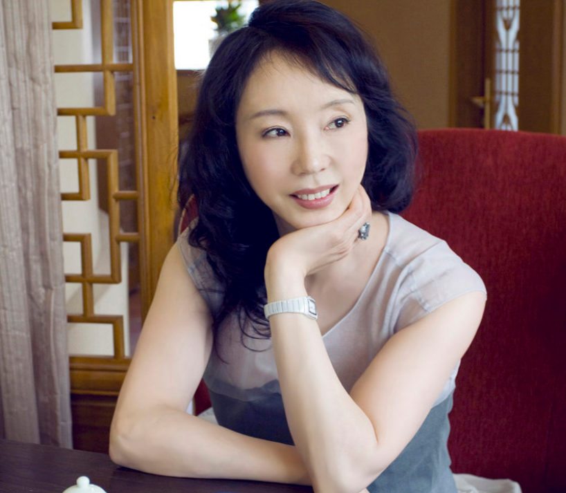 美女作家严歌苓:放弃8年的舞蹈功底,是如何一步步成功