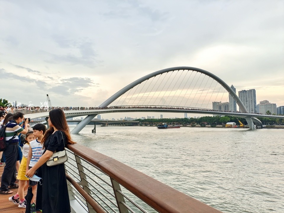 广州中轴线添新地标,海心桥成了全市热议,游客:晚上太