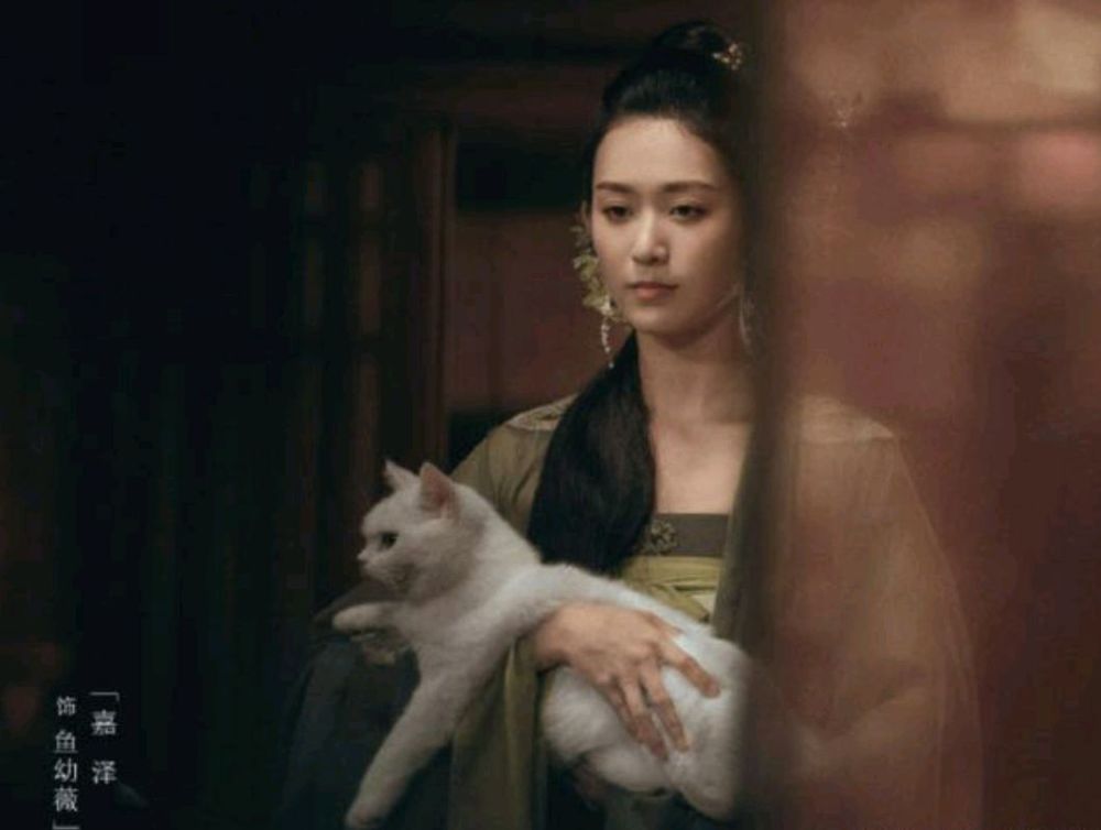 鱼幼薇(嘉泽饰)经常抱着一只叫"武媚娘"的白猫,曾想害男主,但是后来与
