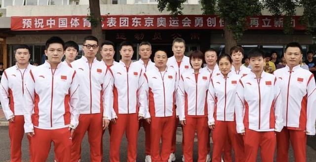 刘国梁率中国乒乓球队出征奥运会!马龙大笑,网友纷纷送祝福