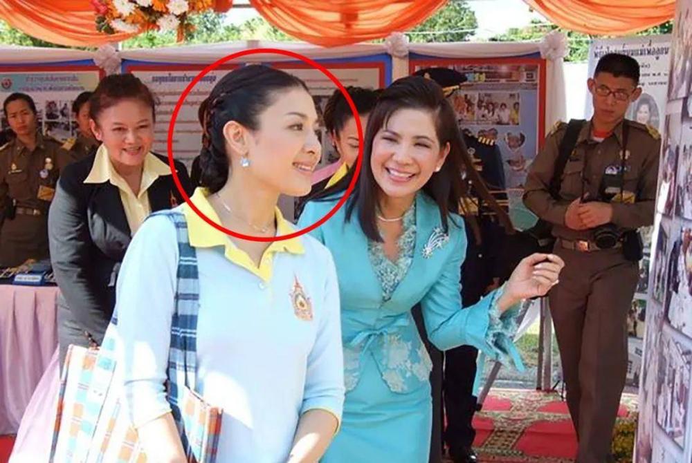 68岁泰王休妻有规律,西拉米"被刀架脖子上"却浑然不知