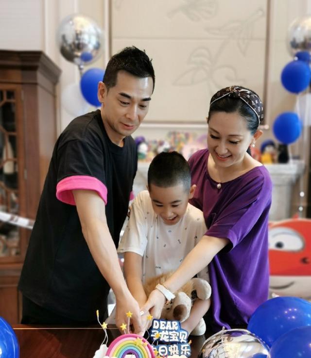 赵文卓夫妇庆儿子满10岁,13岁大女儿身高超妈妈,一家五口好有爱