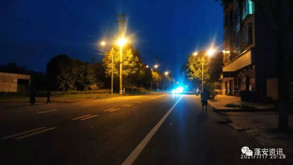 蓬安河舒工业园区道路两边的路灯三分之一的灯晚上不亮