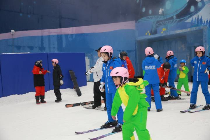 室外温度近35度,位于慈溪爱琴海购物公园5楼的沃德喜马拉雅冰雪世界