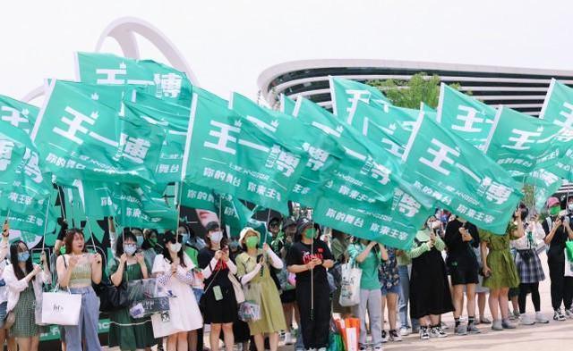 乐华演唱会一片绿海,满场都是王一博应援色!不愧是乐华唯一top