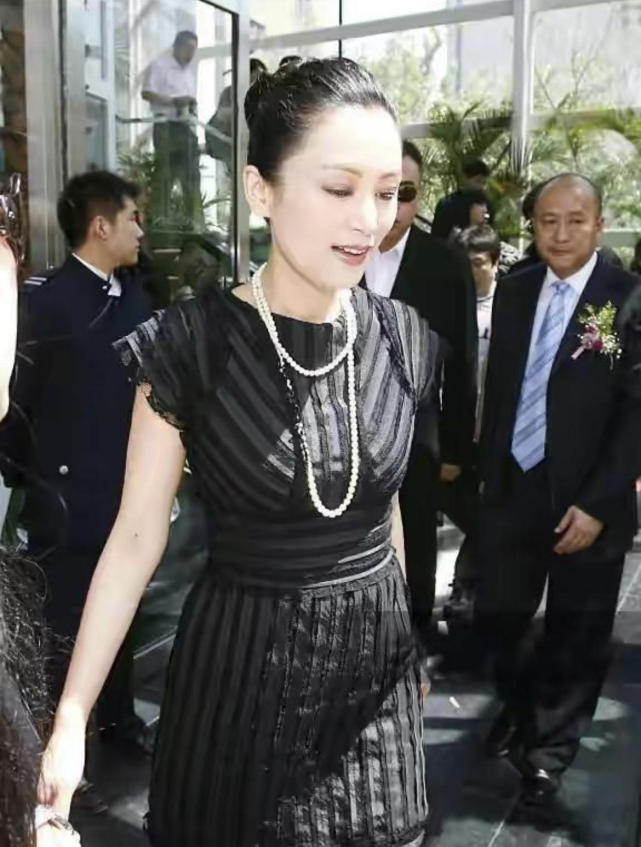 陈红气质惊艳迷人!穿一袭金色连衣裙亮相,美出新高度