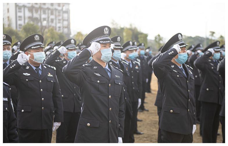 有一种差距叫"辅警"和"协警",同穿公安制服,待遇却截然不同