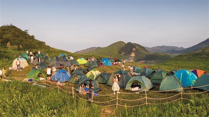 "连日来,龙山县八面山景区持续火爆,7月14日,记者走访景区内八面山居