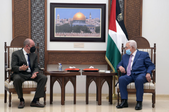 巴勒斯坦总统马哈茂德·阿巴斯(右)上周二在拉马拉会见美国特使哈迪