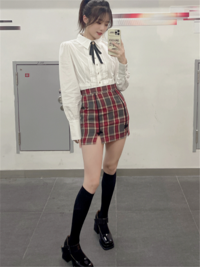 rita的黑长靴装扮,却被小钰黑色及膝袜碾压,难怪rookie顶不住