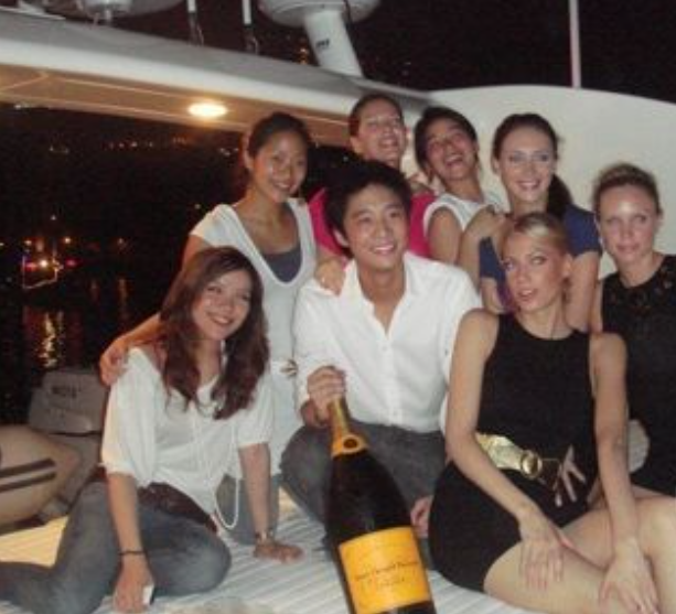2011年,经常流连于酒吧的霍启山遇到了一位叫做lea的女模.
