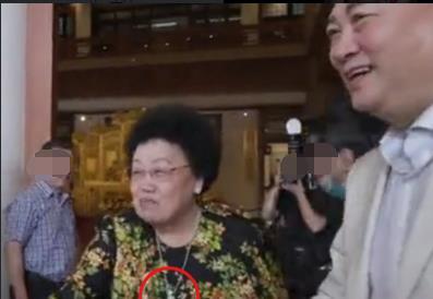 "唐僧"迟重瑞与富婆老婆现身,80岁陈丽华身形佝偻,地位差别却一目了然