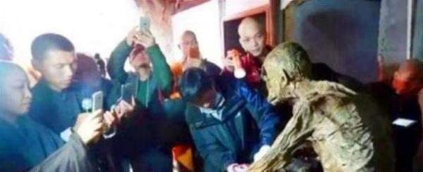 河南古寺曾发现神秘地宫,专家进入后发现,一高僧已在