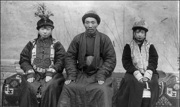 1914年新疆各个阶层的人物老照片,展示出当年的人物与