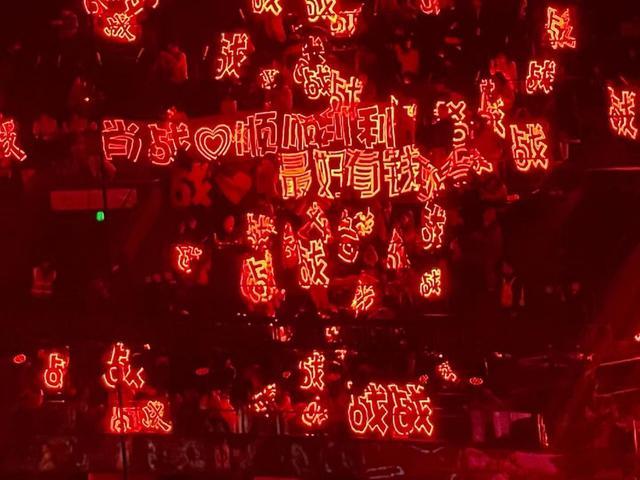 灯光应援三大名场面:exo的中控,肖战的红海,王一博的绿海