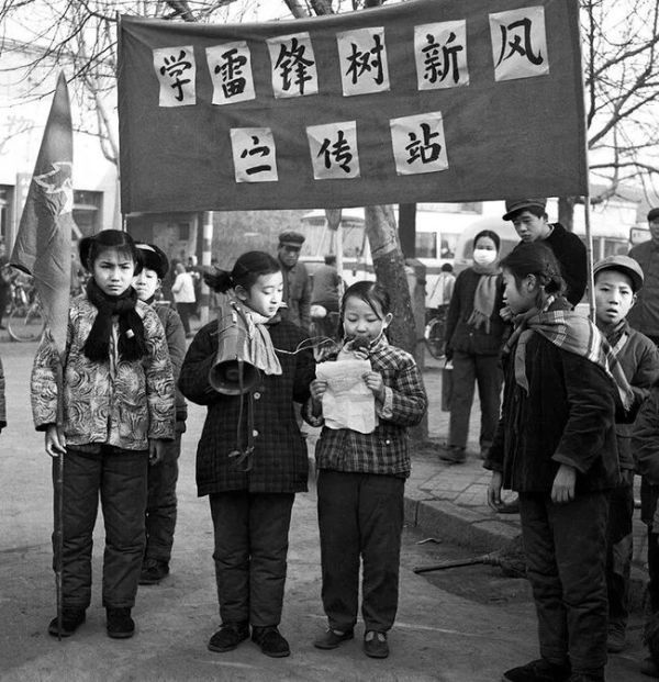 1970年代中期,少年儿童街头学雷锋宣传站.李瑞勇/摄影