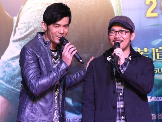 方文山近日与王力宏直播连线中透露:有人在问周杰伦新专辑,前几天已经