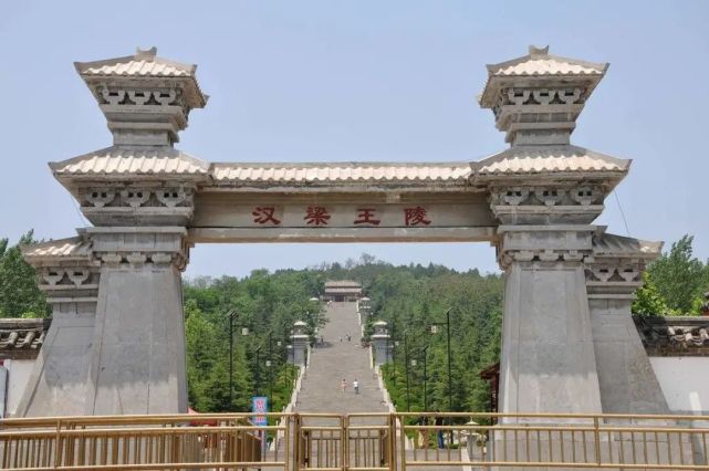 汉梁王陵   外景西汉梁国始自汉高祖五年(公元前202年)初封彭越为