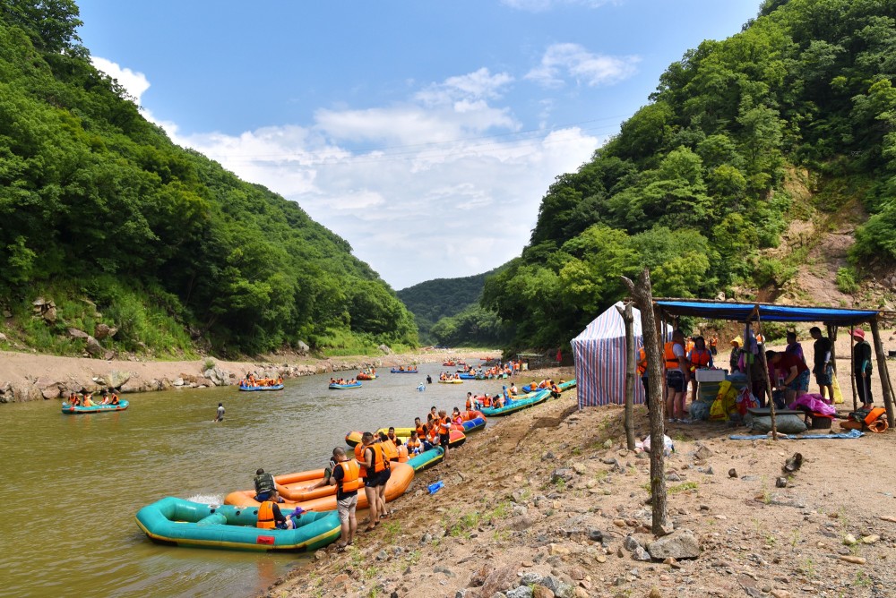 "北方第一漂"清原红河谷,激情狂野漂流,千人水战酣畅淋漓