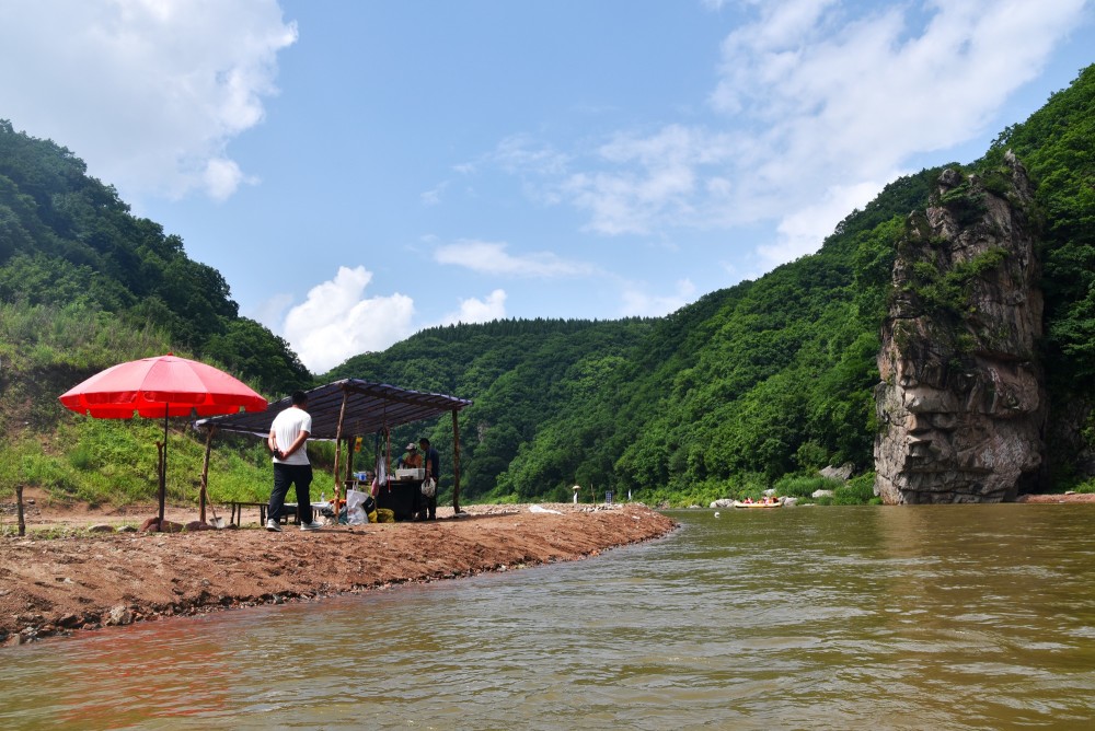 "北方第一漂"清原红河谷,激情狂野漂流,千人水战酣畅淋漓