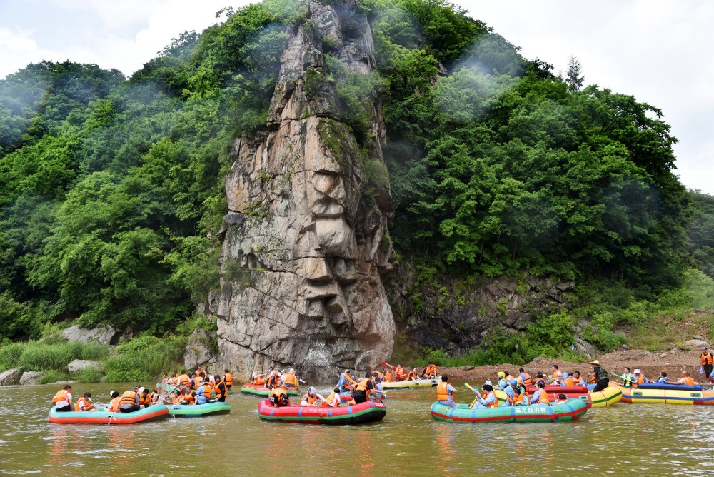 "北方第一漂"清原红河谷,激情狂野漂流,千人水战酣畅淋漓