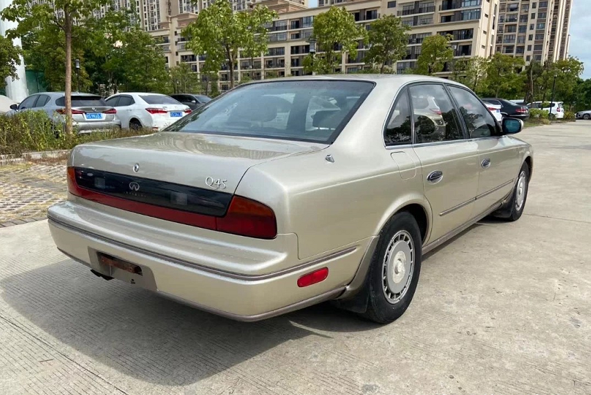 老板晒出家中的老车——1989款英菲尼迪q45,50万公里依旧巅峰