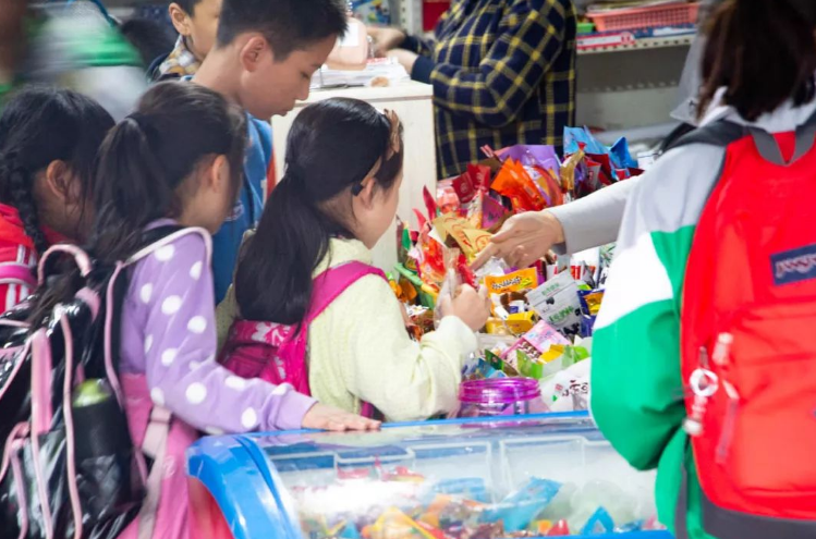 设置小卖部,超市等食品经营场所,作用与所有非寄宿制中小学,幼儿园