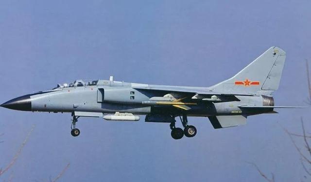 歼轰7飞豹战斗轰炸机虽然已经不是中国最先进的战斗轰炸机了,但是仍