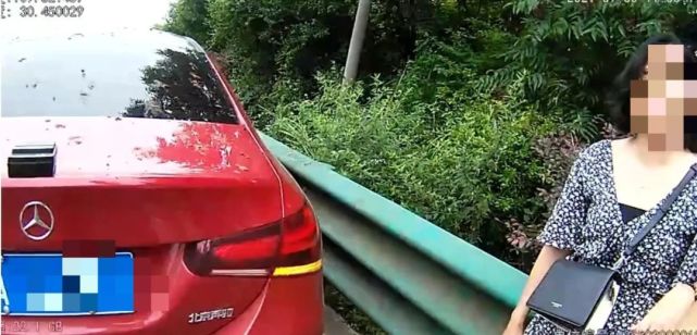 女司机驾奔驰高速上遭