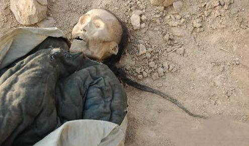 新疆火焰山发现5具干尸,梳辫子戴帽子像"僵尸",众人连忙报警