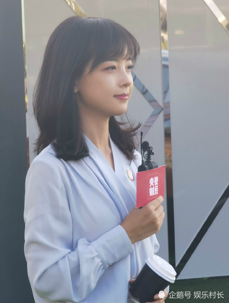 央视美女记者王冰冰直播遇尬事,咖啡不小心洒一身,还嘴瓢喊话撒贝宁好