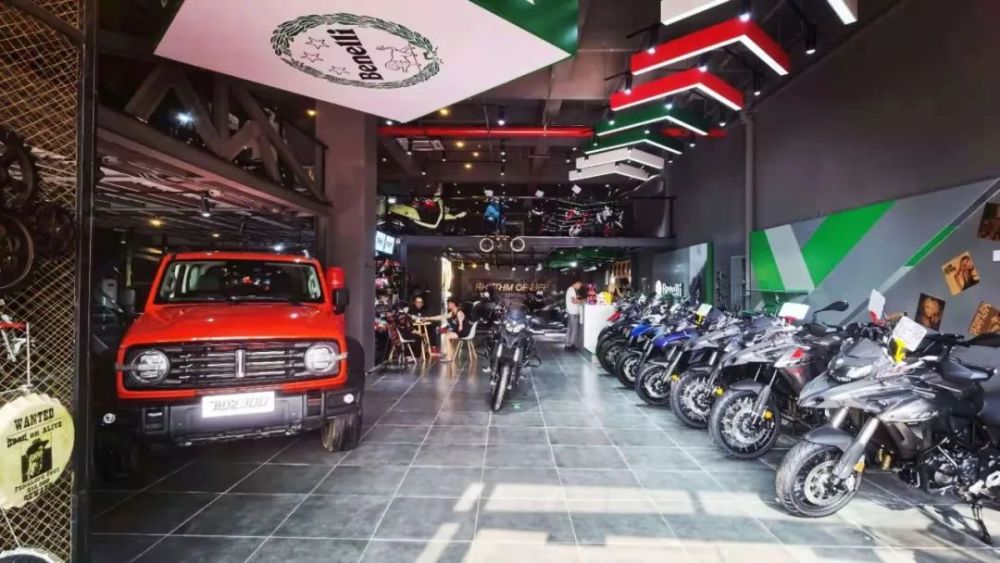 比基尼小姐姐庆网红店开业不仅卖摩托车还卖坦克
