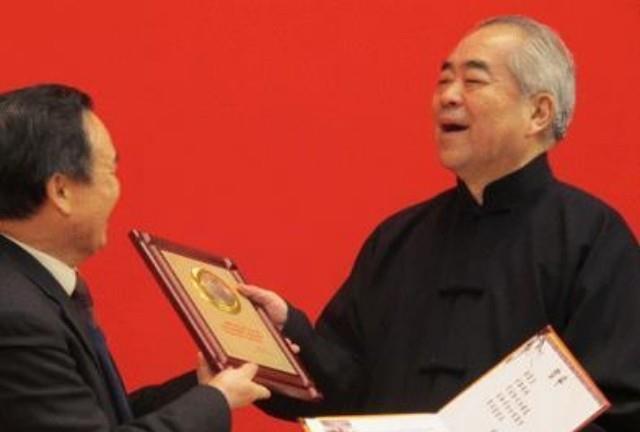 曾出轨恩人妻子,也为玉树捐款千万的范曾,其人品到底如何?