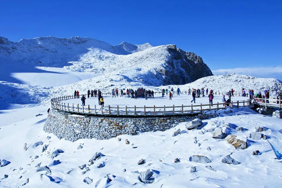 当整个四川还在太阳的35℃烤箱中挣扎的时候,达古冰川这个四川的"叛徒