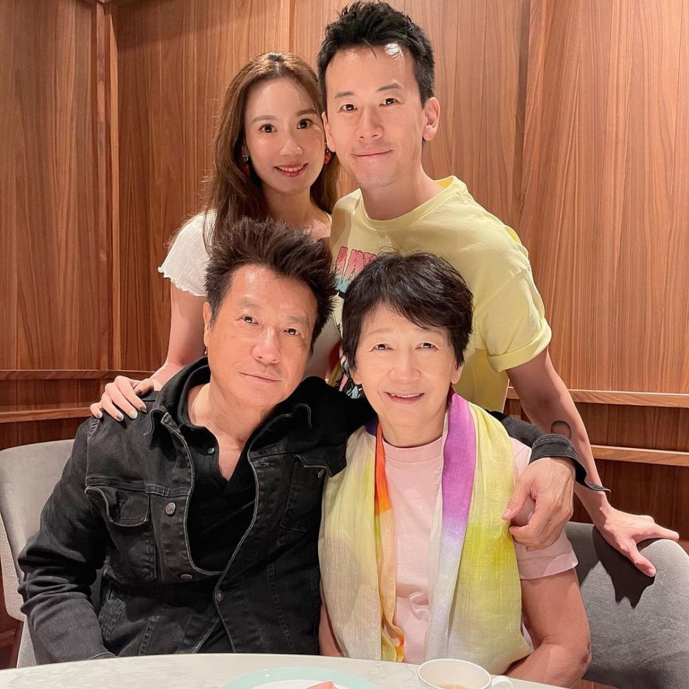 tvb老戏骨石修妻子生日一家人开心庆祝 夫妻俩与儿子儿媳拍温馨全家福