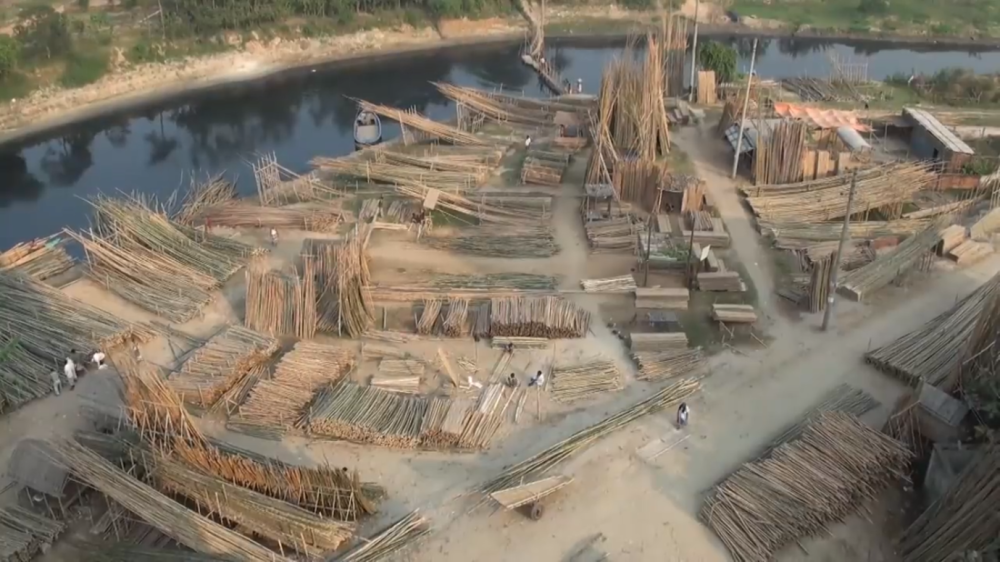孟加拉国玩命竹筏运输工,300公里水路运了26天,干一天才23块