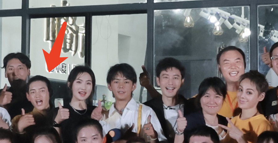 丁真携高颜值弟弟一起参加 中餐厅 ,将营业额带回理塘做慈善,传递正能量