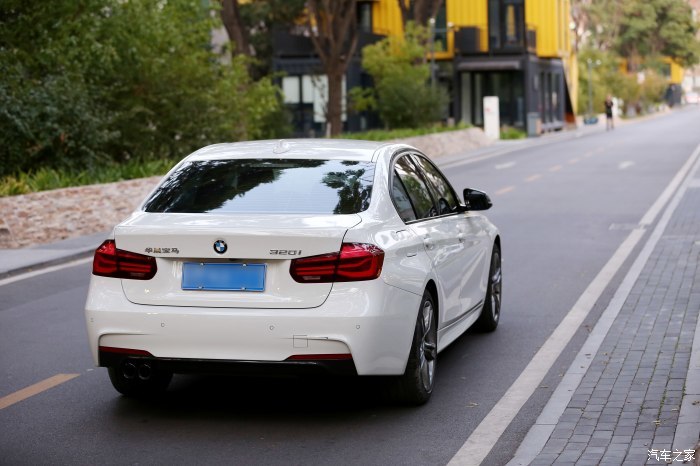 一起来看看适合女生的车,白色宝马320i,北京落地30万