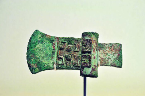 从出土的青铜钺(yuè)实物看,此种兵器主要流行于商至西周时期.