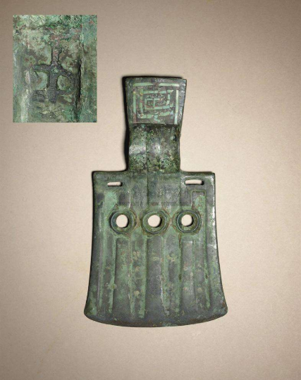 从出土的青铜钺(yuè)实物看,此种兵器主要流行于商至西周时期.