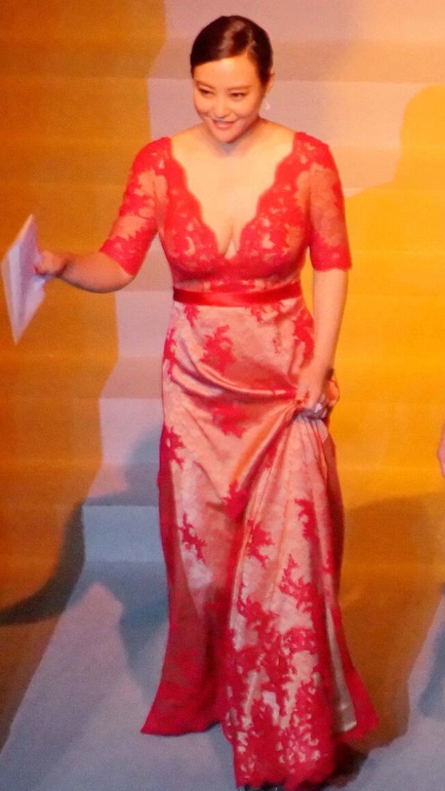 郝蕾身材"饱满"身材自带高级感,穿深v领蕾丝裙,真不怕