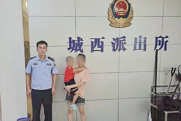 当天,城西派出所民警接到黄女士求助电话后,通过调取各条道路监控视频