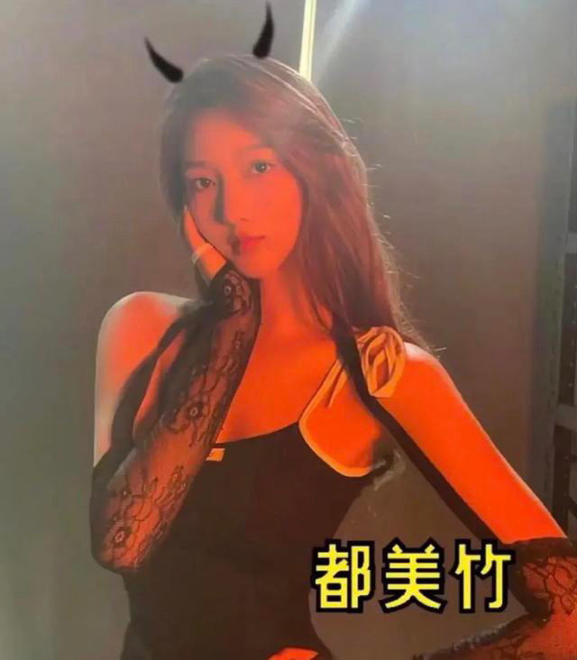 吴亦凡遭都美竹连环重锤,品牌方宣布解约,十年顶流生涯彻底葬送