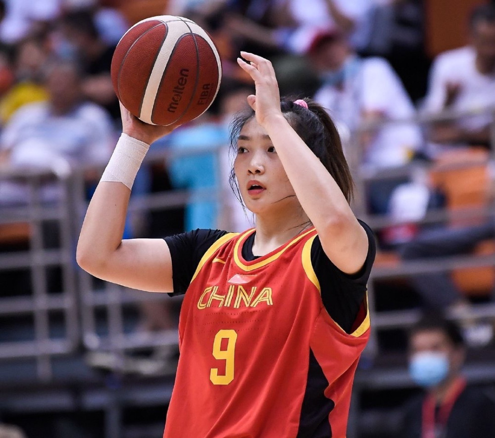 中国女篮出征姚明随队主帅却重伤李梦公开喊话我们赛场见