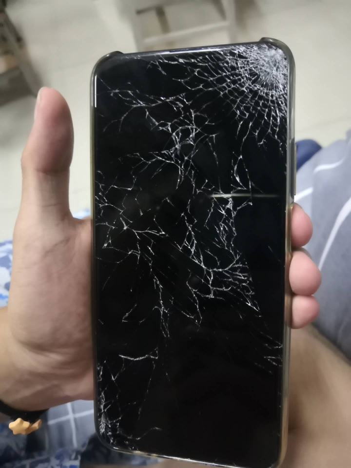 手机外屏碎了,换个外玻璃就可以搞定,但就怕是内屏也坏了,需要更换