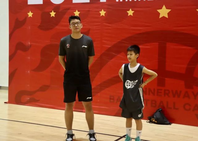 技巧大师营|宏远男篮刘权标探营,给学员传授篮球经验