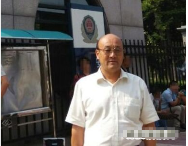 11名情人出马,成功扳倒大贪官曹长征举报庞家钰的过程困难重重,曹长征